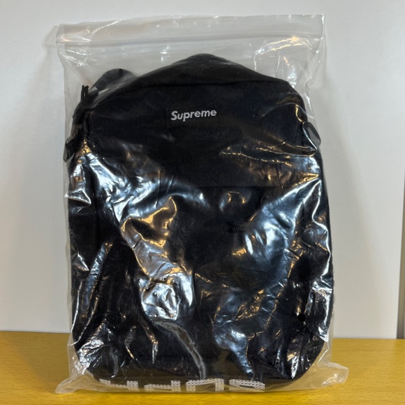 Supreme Shoulder/Crossbody Bag Unisex - Picture 8 of 8